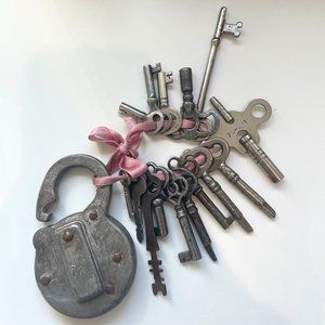 Vintage S.P. Co Padlock and 15 Misc Old Keys